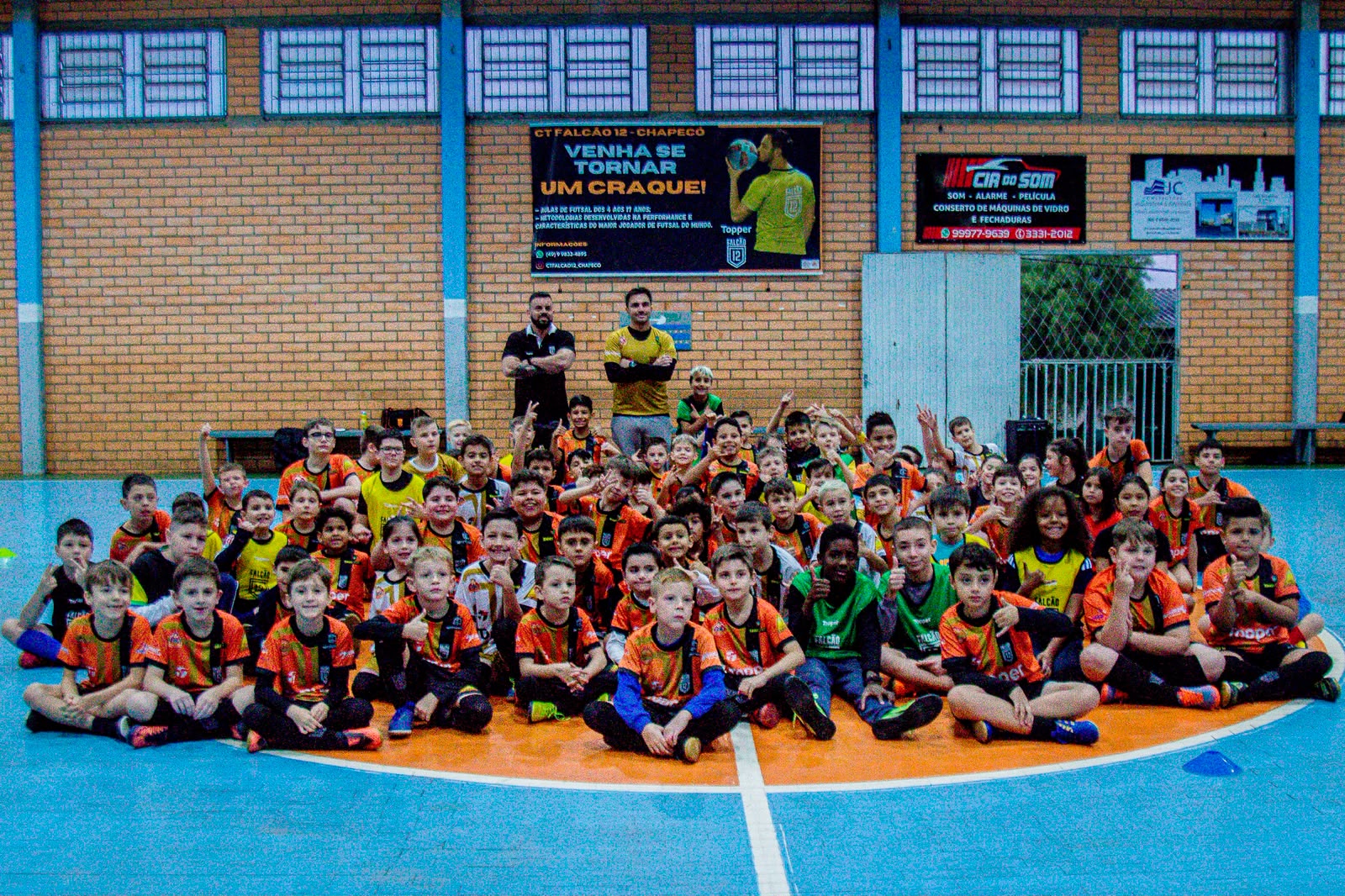 Alunos do CT Falcão 12 reunidos com os professores na quadra da Arena Falcão 12